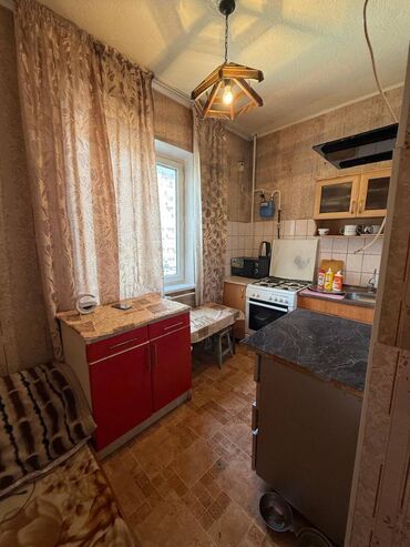 квартира с подселением для семейных: 1 комната, 34 м², 105 серия, 3 этаж, Старый ремонт