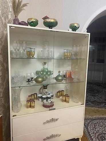 Bufetlər: Şüşəli vitrin dolabı – klassik dizayn - İki qapılı, şüşə fasadlı — 1