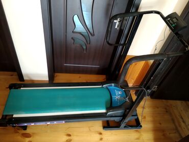 qaçış trenajoru: Hər şeyi işləyir saat məsafə sürət calori ürək döyüntüləri göstərir