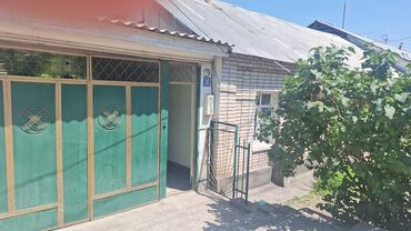 срочно продаю дом в бишкеке: Үй, 100 кв. м, 5 бөлмө, Менчик ээси, Эски ремонт