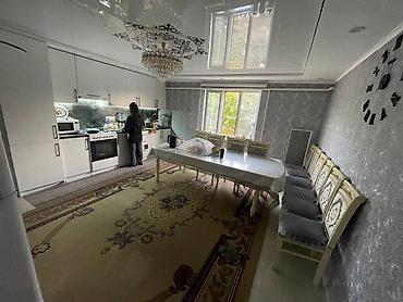 Продажа комнат: Дом 5 комн. - Большая гостиная: светлые стены с фактурными обоями — 10