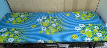 taxt matrası: Раскладушка с матрасом