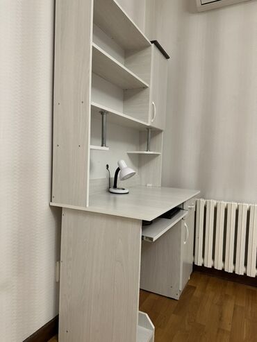 компьютерный письменный стол: Стол в идеальном состоянии. Самовывоз только. Многофункциональный