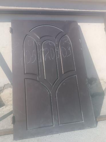 təbaşir: Metall qapı – tək qanadlı, qara rəngdə, dekorativ relyef panellərlə — 1