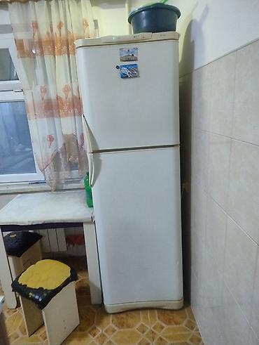 soyuducu: İşlənmiş 2 qapılı Indesit Soyuducu Satılır, rəng - Ağ, Təkərli — 1