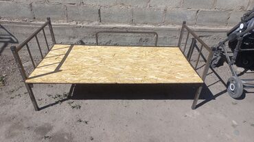 кровати 1 5: Кровать 1,5 метра,1500 сом