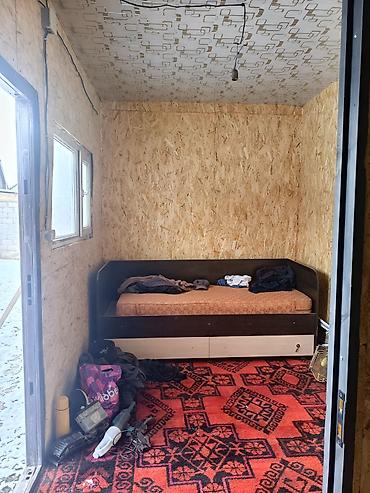 Продажа модульных домов: Бытовой модуль/вагончик с отделкой ОСБ, разделённый на две комнаты — 1