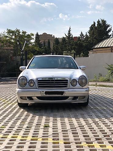 Mercedes-Benz: Mercedes-Benz E-Class (W210) sedan - Gümüşü rəng, 4 qapı, klassik — 1