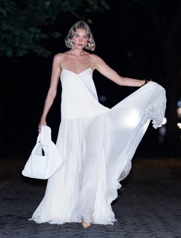 белое вечернее платье в пол: Белое вечернее платье с тонкими бретелями и струящимся плиссированным