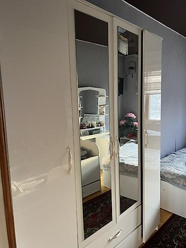 Спальные гарнитуры: Спальный гарнитур в современном светлом исполнении. Состав: - — 8