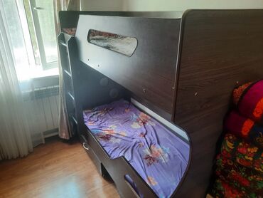 реставрация матрас: Двухъярусная кровать из темного дерева с лестницей. Нижний ярус