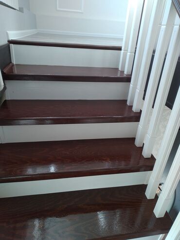 Деревянные лестницы: Деревянная лестница с окрашенными ступенями и белыми балясинами — 2