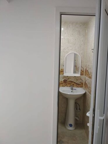 Digər kommersiya daşınmaz əmlakı: 28 may metrosuna yaxın 2 mərtəbəli,sahəsi 75 kv/m olan, 3 otağlı — 8