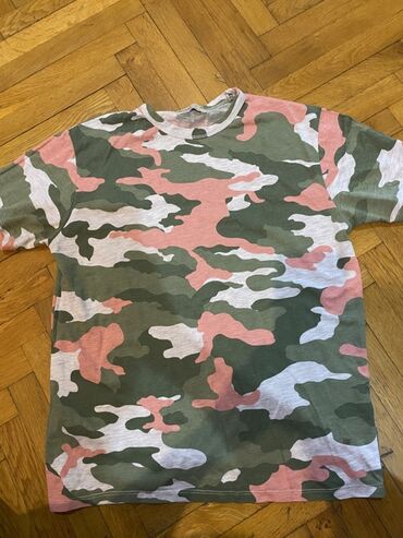Толстовки: Kamo printli unisex T‑shirt - Rənglər: zeytun-yaşıl, açıq çəhrayı və