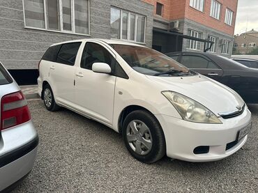 легковой машина: Белый универсал Toyota Wish, подходящий для семейных поездок и