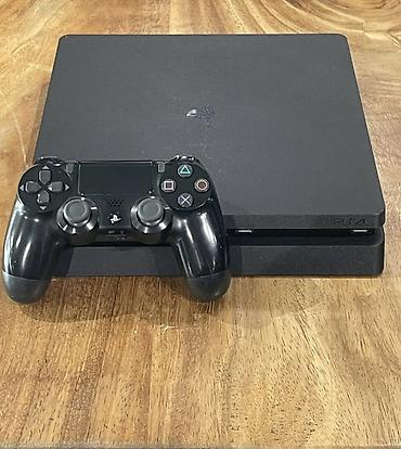 plesteyşin: PlayStation 4 Slim oyun konsolu ustunde kabelleri,1 eded orginal — 1