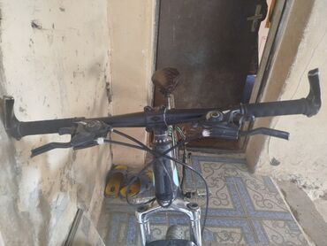 велосипед лада спорт: 7 sürətli ötürücüsü velosipedi. Qara rəngli çərçivəsi və firuzəyi