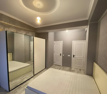 Uzunmüddətli kirayə mənzillər: 2 otaqlı, 12-ci mərtəbə, tam təmirli mənzil Tam əşyalı: kondisioner — 1