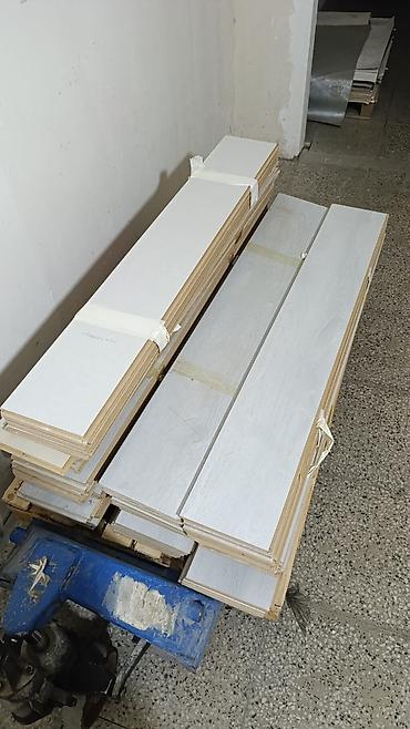 Təmir və tikinti: Açıq boz rəngli laminat döşəmə taxtaları - Material: Laminat (taxta — 1
