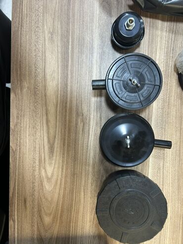 hava kompressoru: Dörd ədəd qara rəngdə hava filtrləri dəsti. Müxtəlif formalarda olan