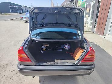 275 40 22: Mercedes-Benz C-Class: 1.8 l | 1995 il Sedan — 2