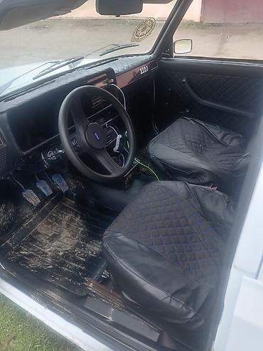 maşın vaz: VAZ 2107, ağ rəng, 4 qapılı sedan. Xüsusiyyətlər: - Mexaniki sürətlər — 7
