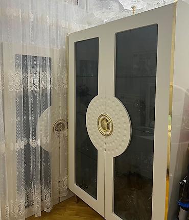 Mebel vitrini – şüşəli bufet - Dizayn: İki qapılı şüşə vitrin, krem lalafo.az -da Mebel vitrini – şüşəli bufet - Dizayn: İki qapılı şüşə vitrin, krem