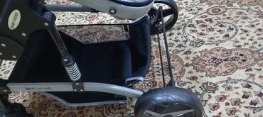 Gəzinti arabaları: Uşaq arabası – boz rəng, alüminium çərçivə Xüsusiyyətlər: - Geniş — 8