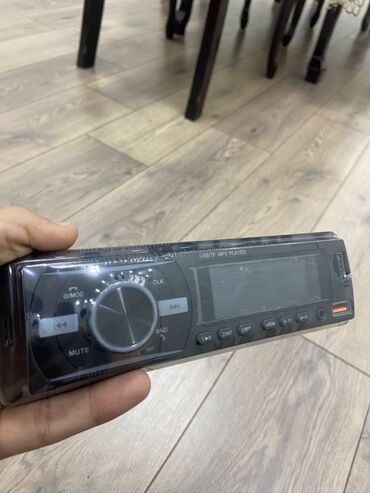 Dinamiklər və sabvuferlər: Avtomobil üçün nəzərdə tutulmuş bu radio, yığcam dizaynı sayəsində
