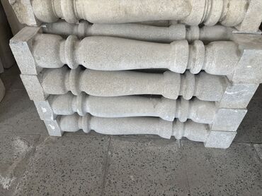 Alçipan: Təbii daşdan hazırlanmış balyustrad sütunları (balustrlar) -