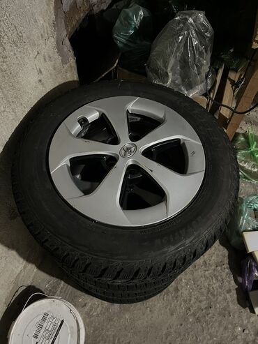 авторынок бишкек тойота авенсис: Продаю диски с зимними шинами. Диски ровные не варенные+колпаки Шины