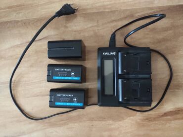Аксессуары для фото и видео: Зарядное устройство с тремя аккумуляторами BATMAX LCD Dual Fast