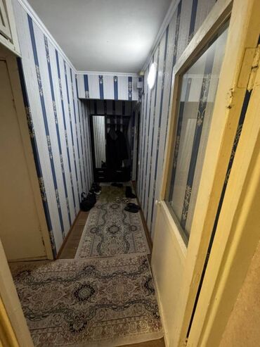 продаю 2х команатную квартиру в 7 мкр: 1 бөлмө, 32 кв. м, 104-серия, 2 кабат, Евроремонт