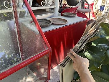 Торговое оборудование: Торговые витрины из стекла
Красные по 1000, белый 1500 — 2