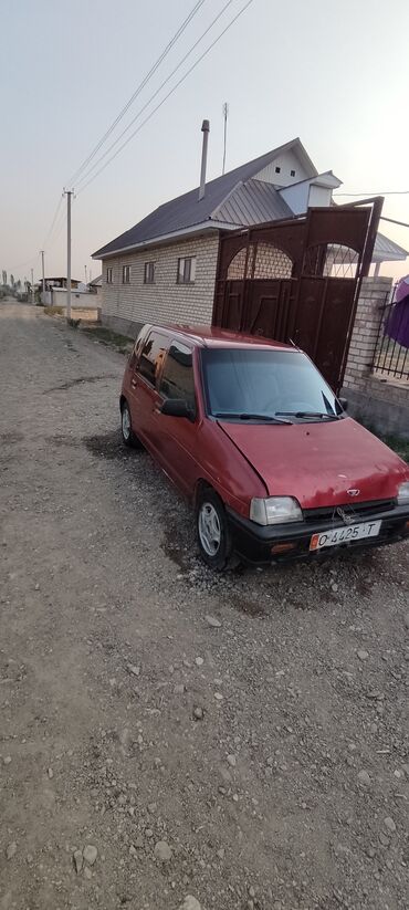домкраты на авто: Красный компактный автомобиль Daewoo Tico, подходящий для городских