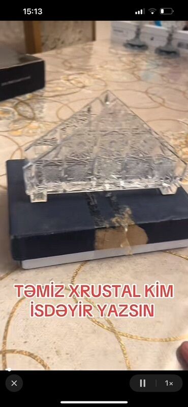 Meyvə qabları: Kristal piramida formasında qənd qabı. Qəşəng görünüşü ilə istənilən