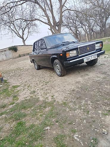 VAZ (LADA): LADA 2107, qara rəng, sedan kuzov. Texniki xüsusiyyətlər: - — 8