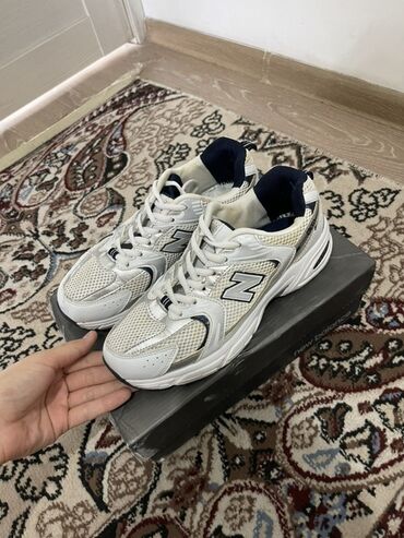 тактические кроссовки: Кроссовки New Balance 530 белого цвета с темно-синими и серебристыми