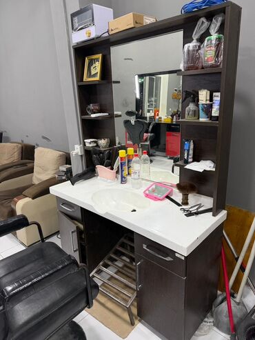 Masa və oturacaq dəstləri: Peşəkar bərbər/saç ustası üçün iş yerinin komplekti Tərkib: - Geniş — 12