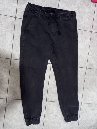 krem pantalone i crna kosulja: Pantalone bоја - Crna