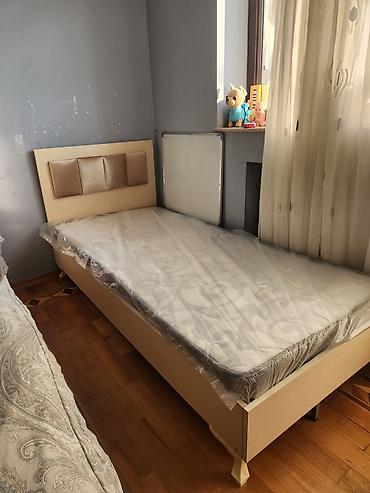 Çarpayılar: Tək nəfərlik çarpayı və döşək dəsti - Ölçü: təxminən 90x190 sm (tək — 1