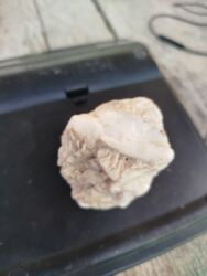 бу идиштер: Минерал: природный образец светлого полевого шпата с вкраплениями