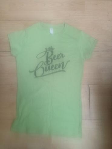 pull and bear dukserice: Zelena ženska majica kratkih rukava sa printom “Beer Queen” na — 2