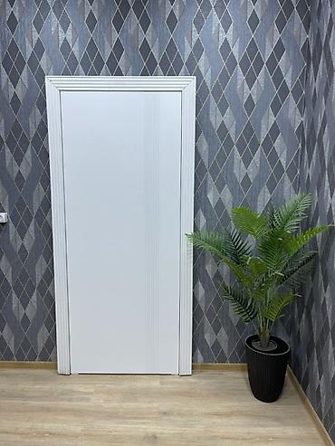 Ağ rəngli interyer qapısı - Minimalist dizayn: hamar səth və ortada