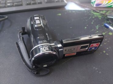 спортивный наушники: Продаётся любительская камера. Sony model. HDR-PJ200E