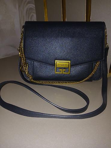 120 m alınıb.Givenchy çiyin/xaç çantası - Model: Givenchy qadın