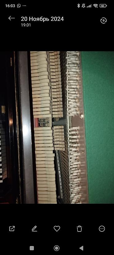Musiqi alətləri: Qara rəngli, klassik korpuslu upright piano. Şəkillərdə alətin həm — 3