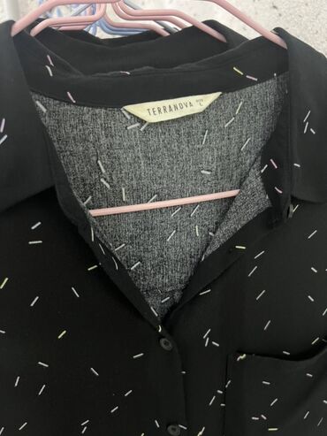 Рубашки: Стильные женские рубашки выполненные из легкой ткани. Размеры разные — 4