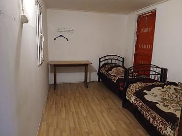 Otaqların uzunmüddətli kirayəsi: - 2 ayrı yataq otağı: hər otaqda tək nəfərlik dəmir çarpayılar — 1
