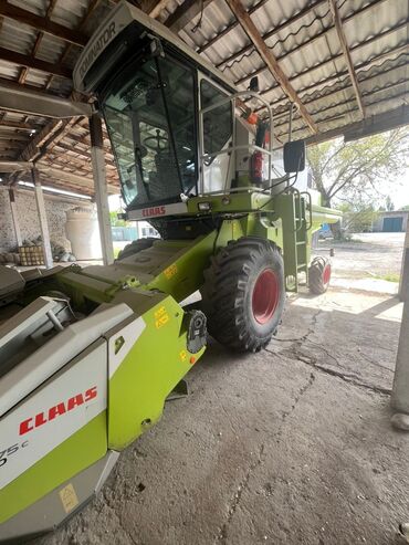трактор жатка: Зерноуборочный комбайн Claas Dominator с жаткой для кукурузы. Модель